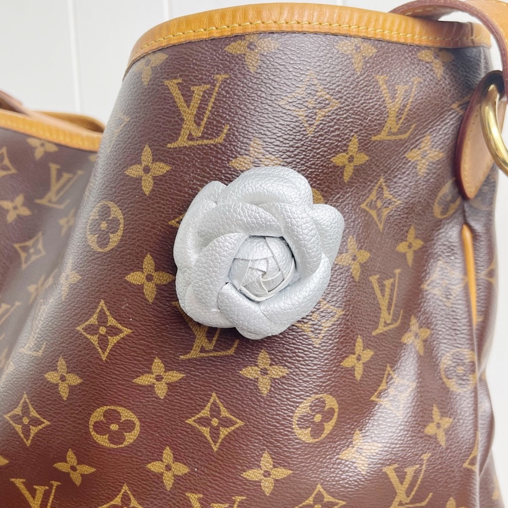 Camellia Flower Vegan Leather Magnetic Bag Charm - Picture 4 of 9